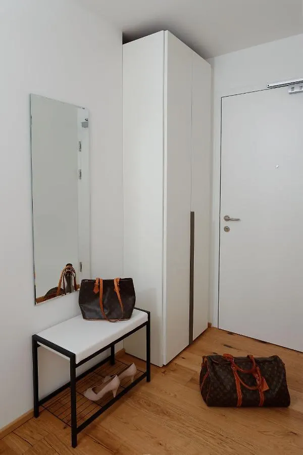 Triiiple Suites Level 22 Mit Balkon Und Tiefgarage Bécs Apartman