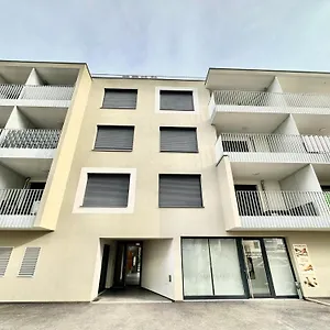 10 Minutes To The Center, 2 Minutes To The Metro Apartment