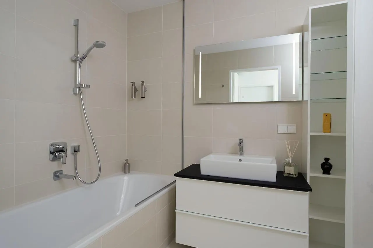 Triiiple Suites Level 22 Mit Balkon Und Tiefgarage Vienna Austria